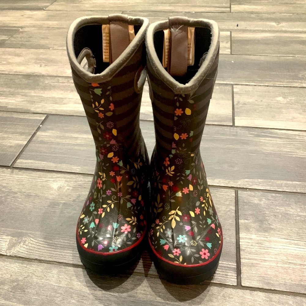 Girls rain boots insulated & warm for wet days!